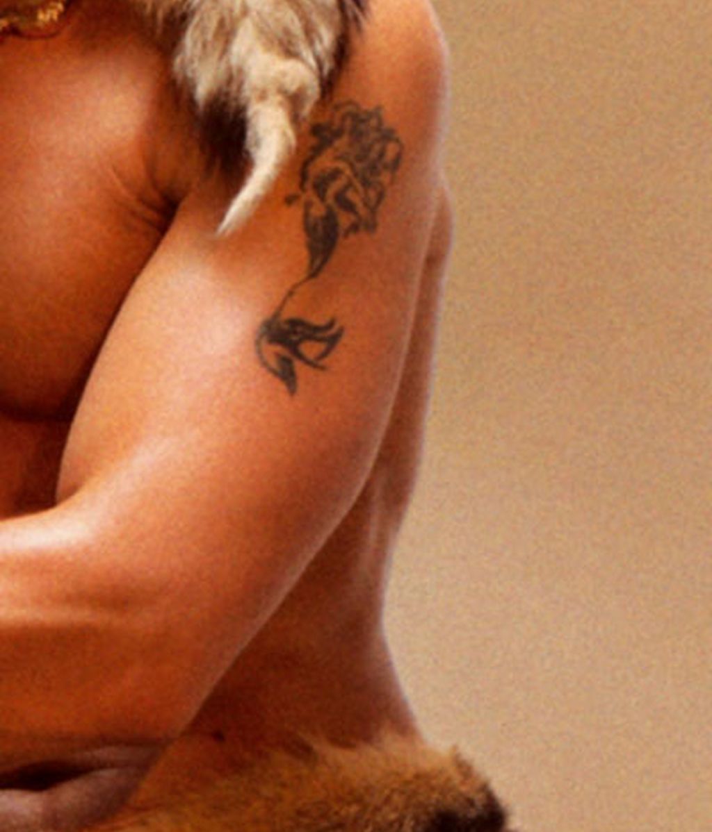 Agosto: Jesús Vázquez recibe al sol con el torso descubierto