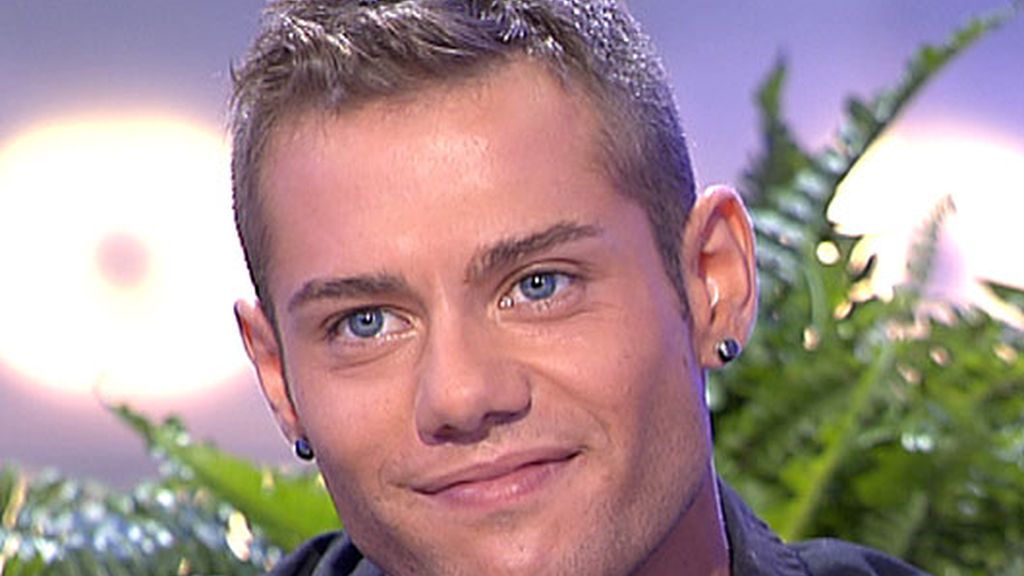 Fabián se sienta en el trono