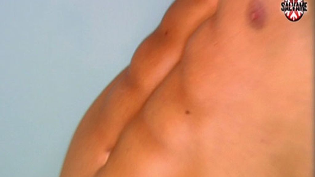 Los colaboradores posan casi desnudos