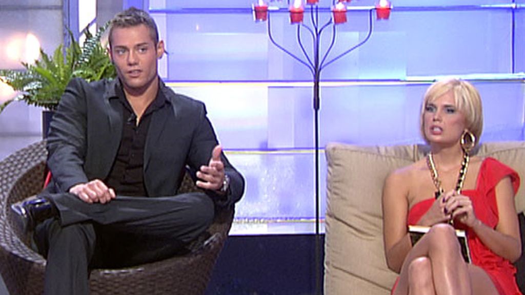 Fabián se sienta en el trono