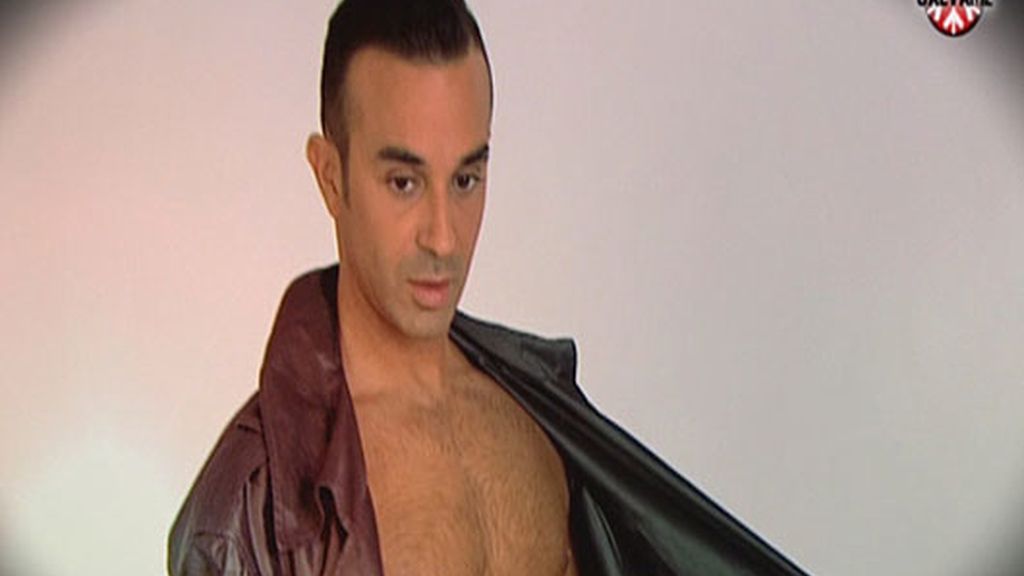 Los colaboradores posan casi desnudos