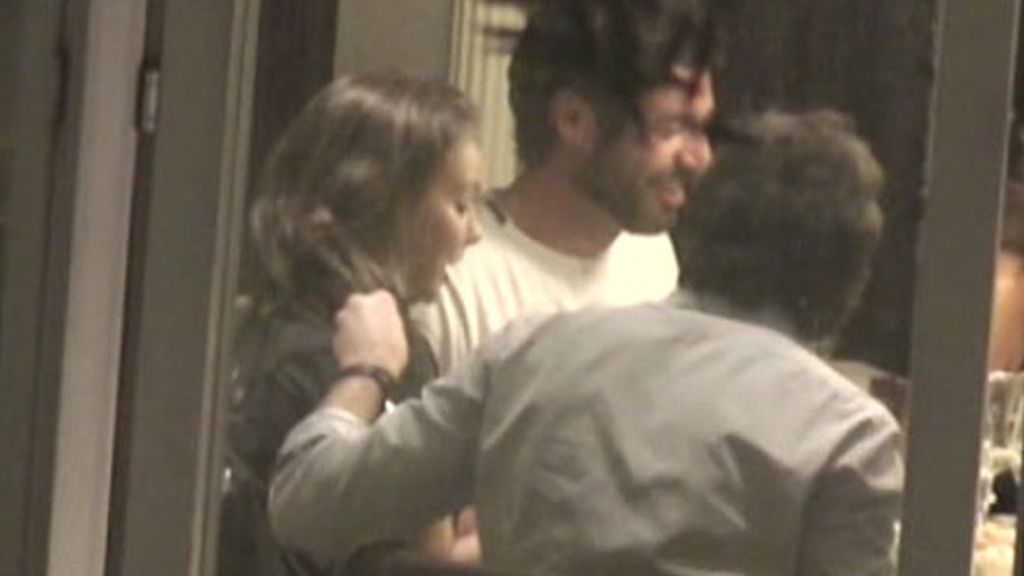 Los besos de Chenoa y Alain Cornejo