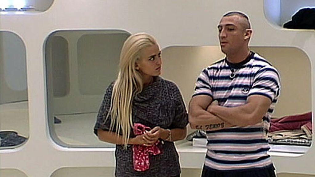 Primer tonteo entre Chari y Julio