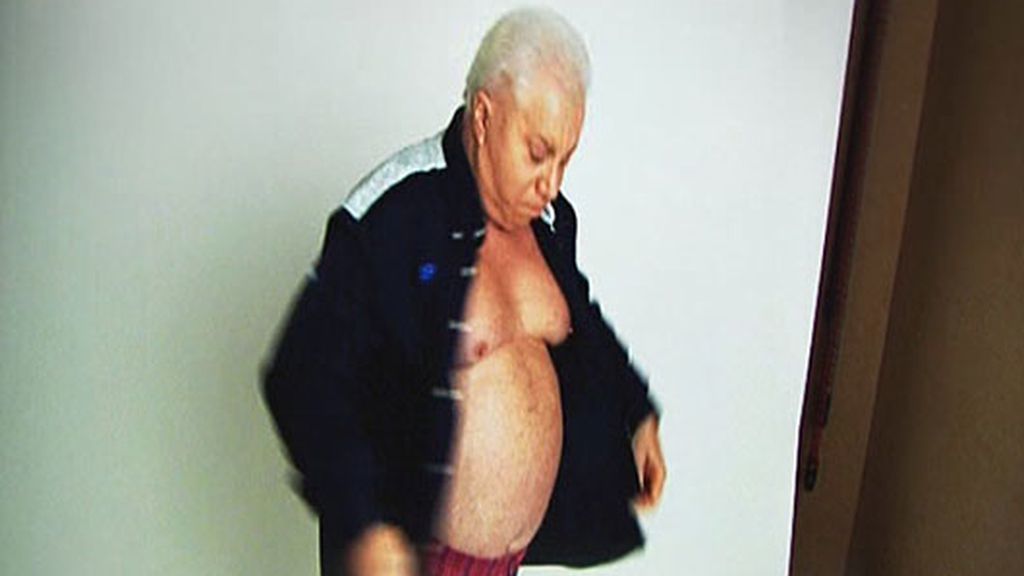 Los colaboradores posan casi desnudos