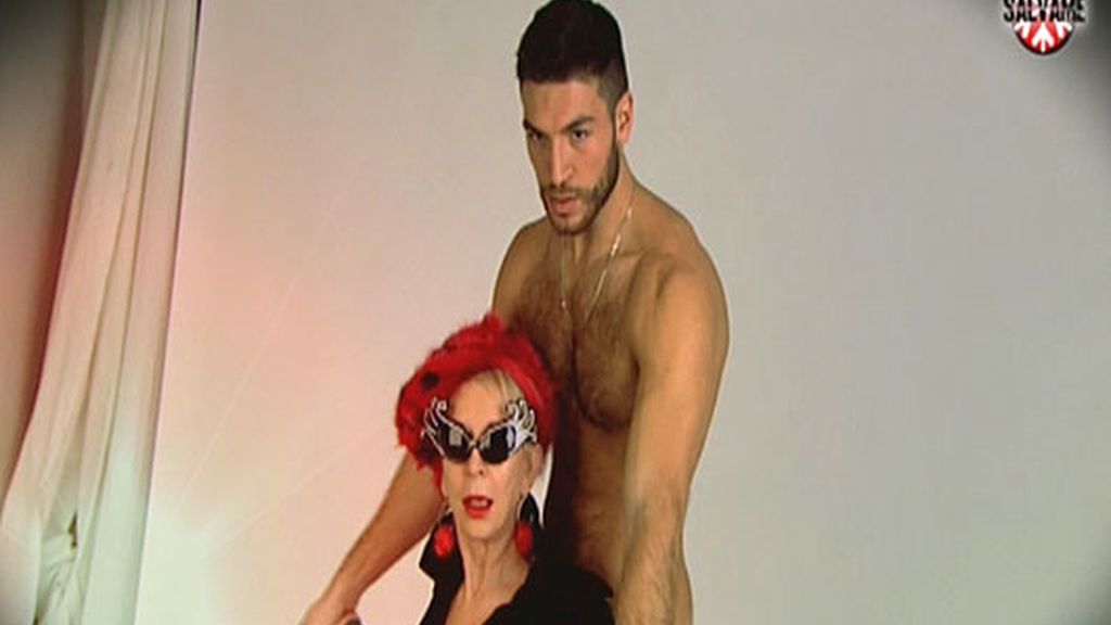 Los colaboradores posan casi desnudos