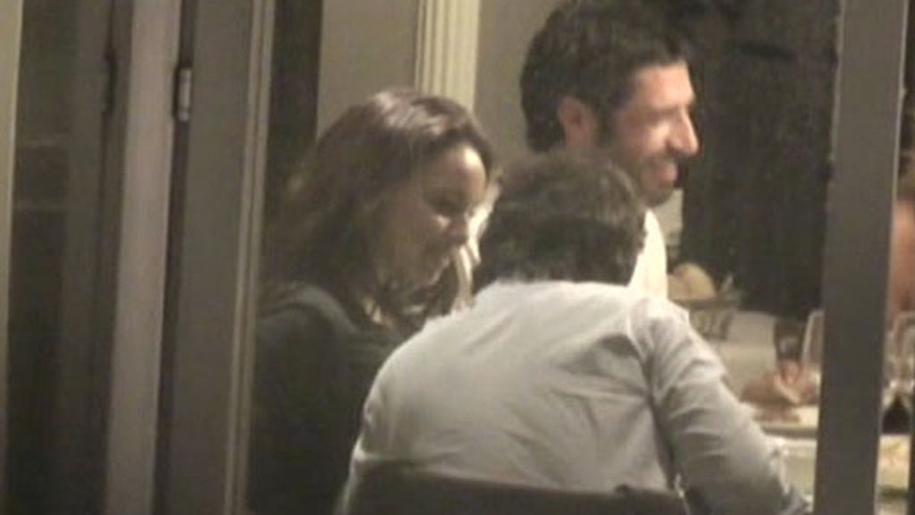 Los besos de Chenoa y Alain Cornejo