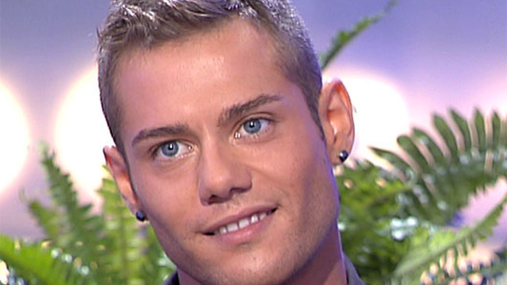 Fabián se sienta en el trono