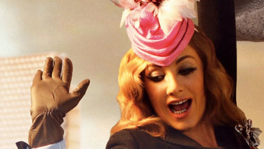 Junio: Superman da la bienvenida al verano con Belén Rodríguez