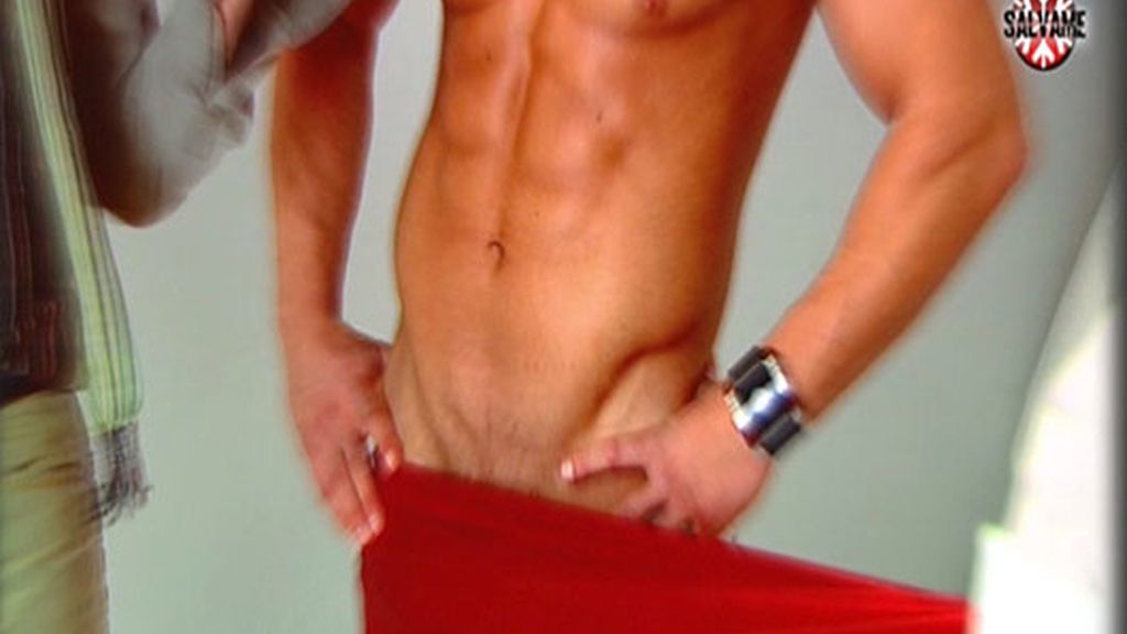 Los colaboradores posan casi desnudos