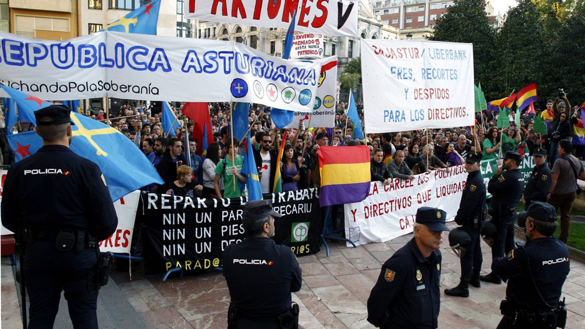Manifestantes a la entrada de la ceremonia de los Princesa de Asturias