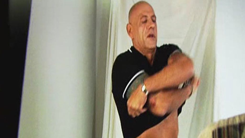 Los colaboradores posan casi desnudos