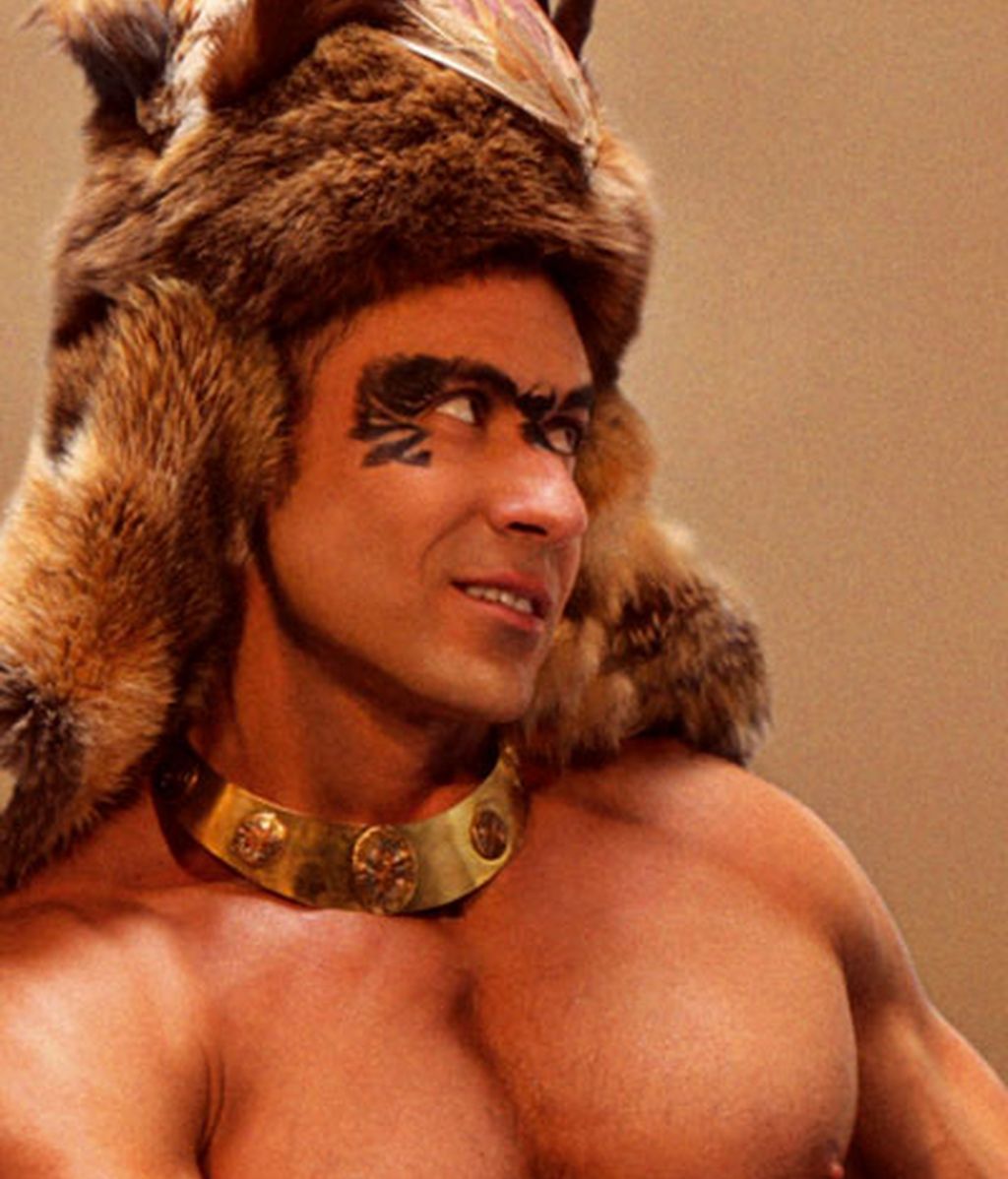 Agosto: Jesús Vázquez recibe al sol con el torso descubierto