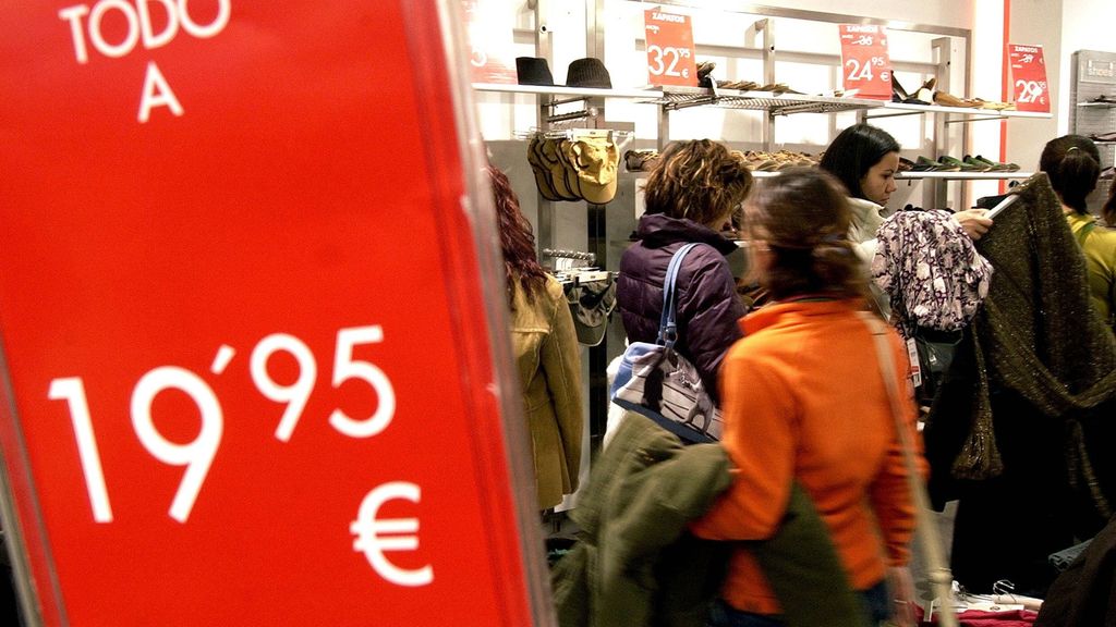 Varias personas durante las rebajas en un comercio