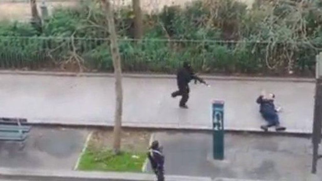 Los terroristas del Charlie Hebdo rematan a un policía herido antes de huir