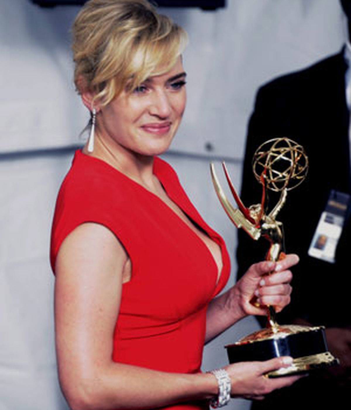 Kate Winslet posa con su galardón a mejor actriz Foto: EFE Kate Winslet posa con su galardón a mejor actriz Foto: EFE