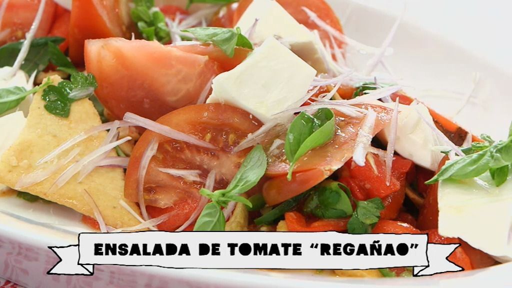 Ensalada veraniega de tomates y 'regañás', una receta 'a toda mecha' de ‘Robin Food’