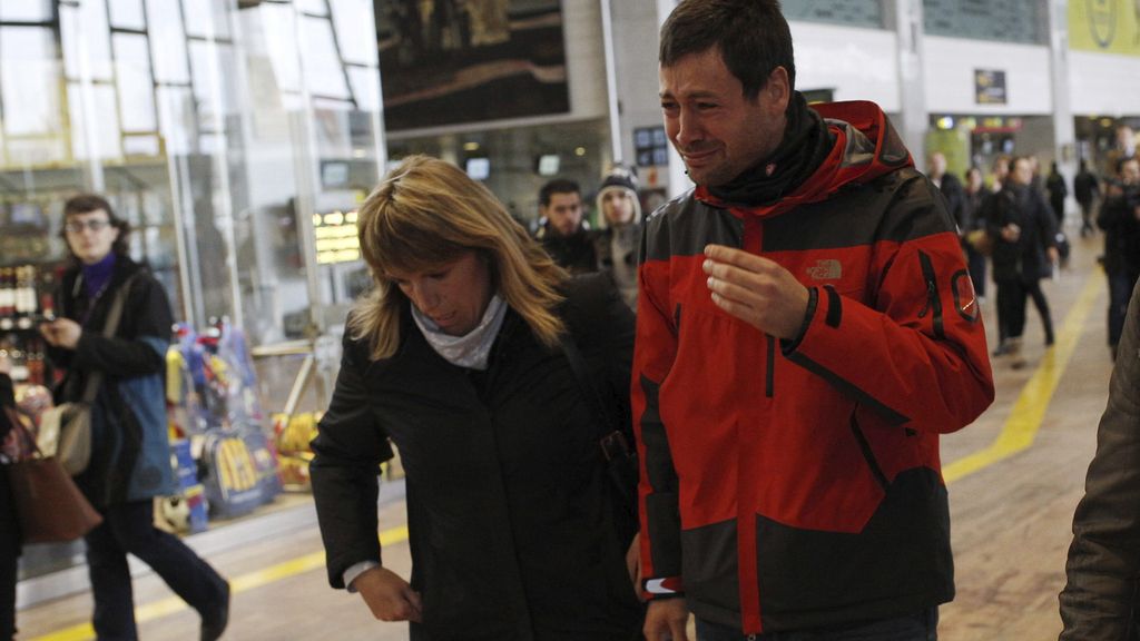 Los familiares de las víctimas llegan al aeropuerto de El Prat