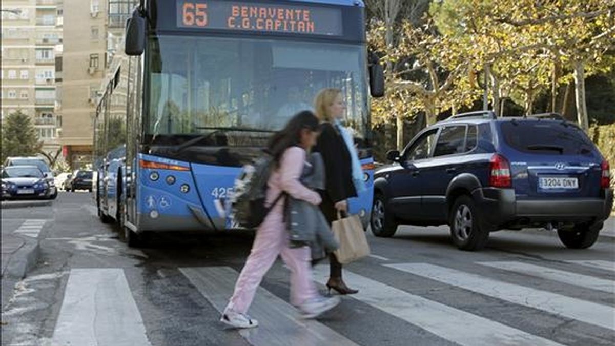 Paso de cebra donde hoy ha muerto atropellada por un autobús de la EMT, en el barrio madrileño de Batán, una niña de dos años y medio que supuestamente salió a la calzada después de soltarse de la mano de su madre. EFE