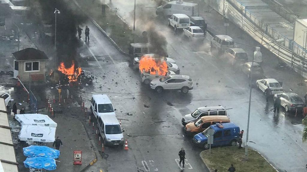 Así ha sido el momento de la explosión del coche bomba en Turquía