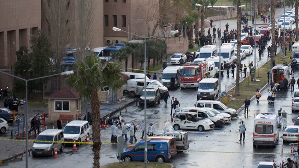 Nuevo atentado tras estallar un coche bomba junto a los juzgados en Esmirna
