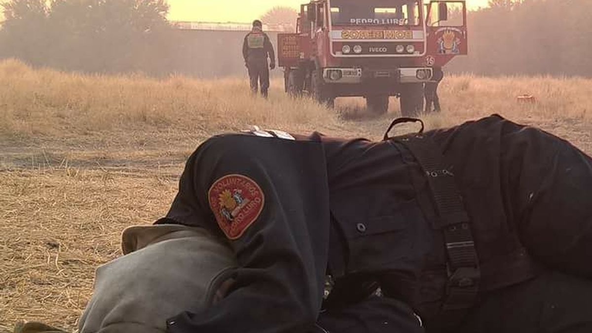 La foto de una bombero exhausta conmueve las redes La foto de una bombero exhausta conmueve las redes