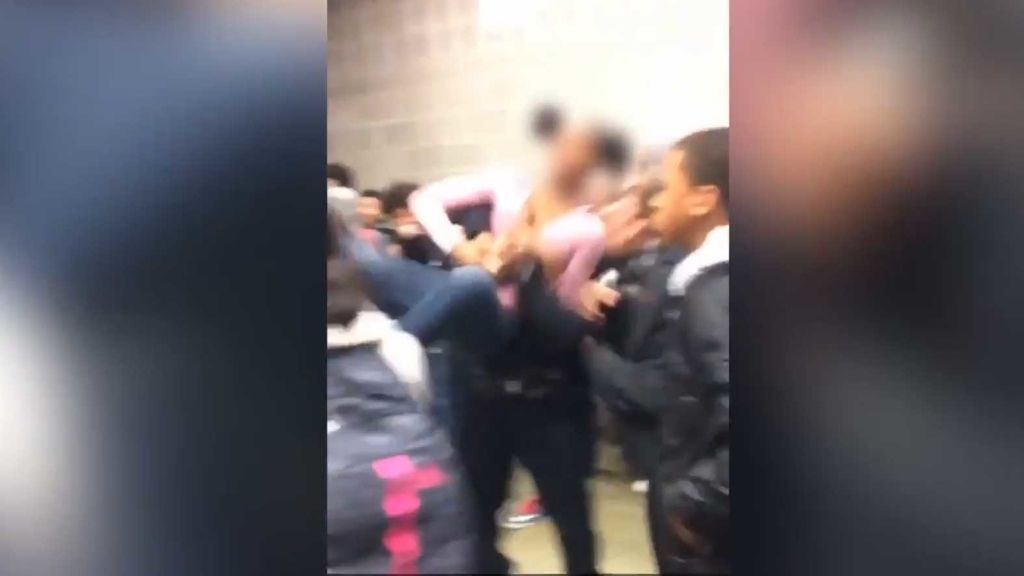 La brutal manera de la policía de solucionar una pelea entre estudiantes