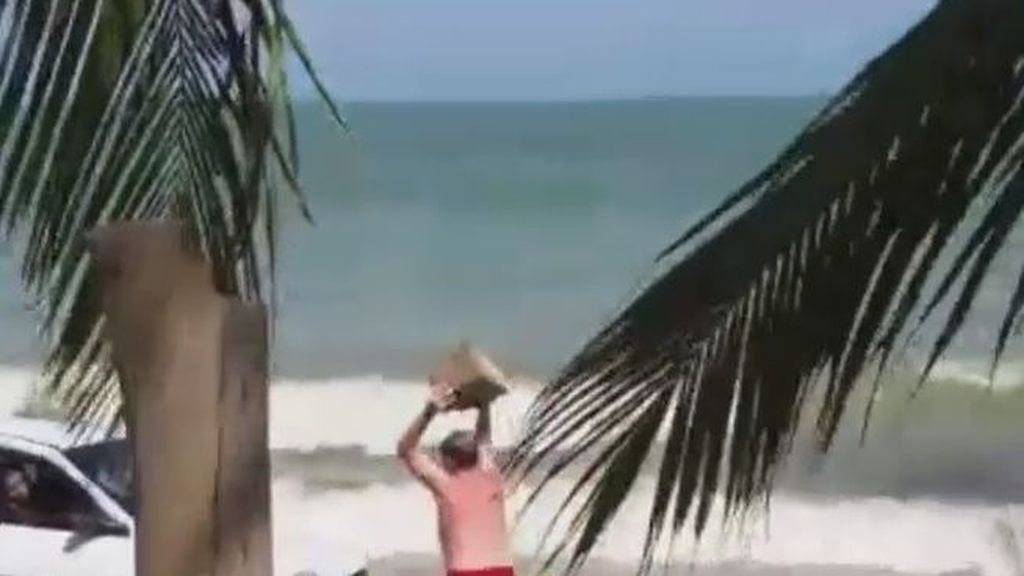 Un furioso bañista arroja una enorme roca a un coche que circulaba por la playa