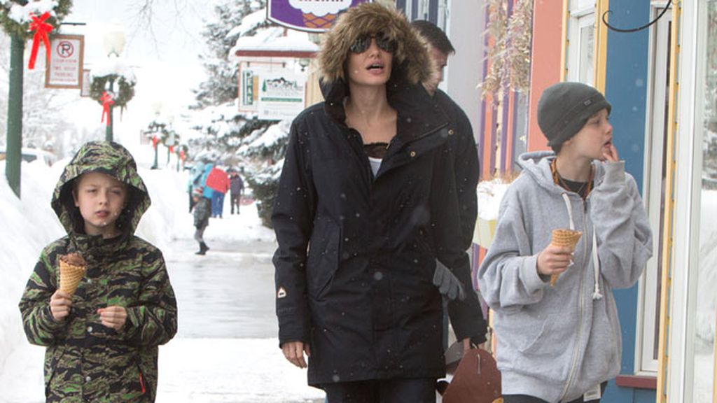 Angelina Jolie y sus hijos Shiloh y Knox, salieron a por helados