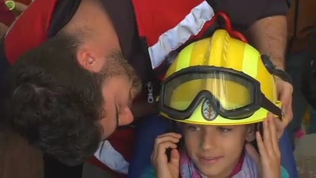 Los bomberos le sacan una sonrisa a los niños del Hospital Virgen del Rocío