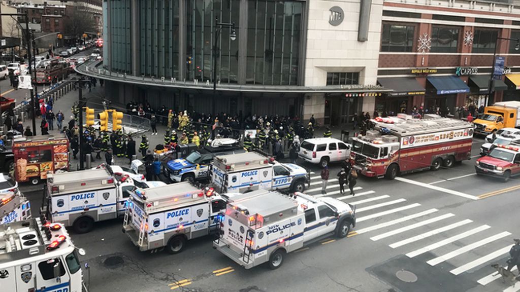 Más de cien heridos por el descarrilamiento de un tren en Nueva York