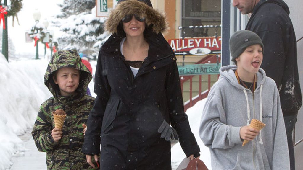 Lejos de Brad: Angelina se lleva a sus seis niños a esquiar en las vacaciones de Navidad