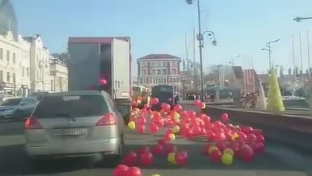 Cientos de globos provocan el caos en una carretera rusa