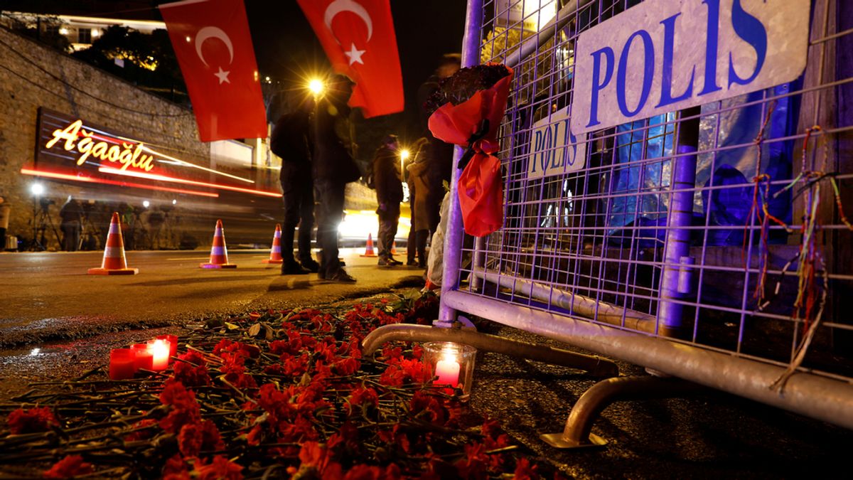 Flores y velas por las víctimas de Estambul