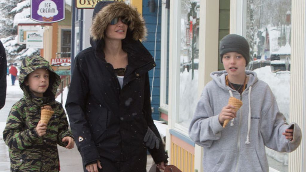 Lejos de Brad: Angelina se lleva a sus seis niños a esquiar en las vacaciones de Navidad