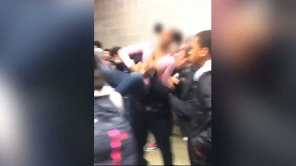 La brutal manera de la policía de solucionar una pelea entre estudiantes