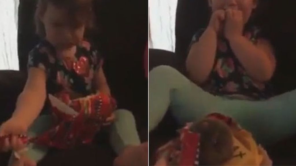 Una niña llora aterrorizada cuando descubre su regalo