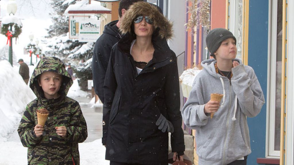 Angelina Jolie y sus hijos Shiloh y Knox, salieron a por helados