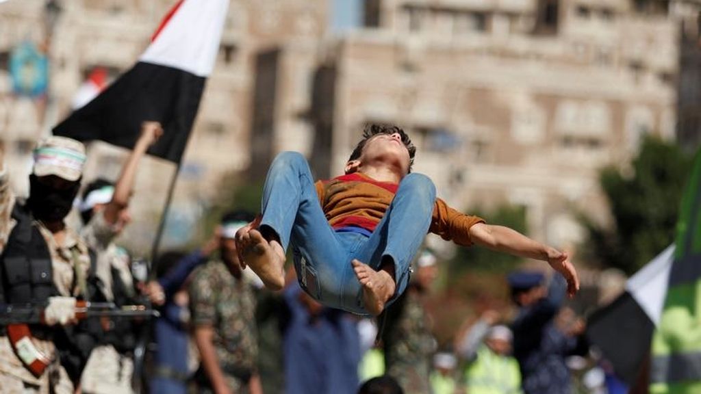 Bailando en el desfile de los combatientes de Yemen