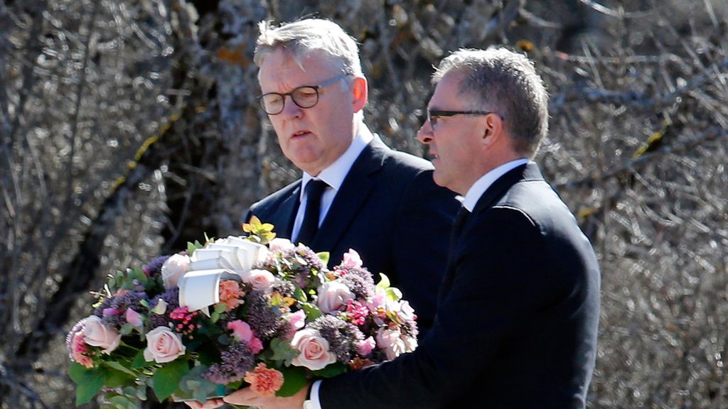 El presidente de Lufthansa pide perdón en su visita la zona del accidente