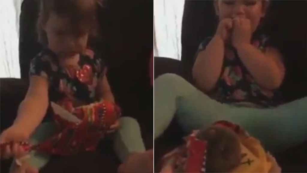 Una niña llora aterrorizada cuando descubre su regalo