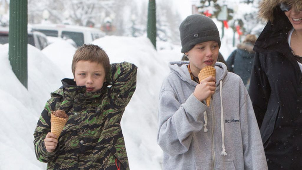 Angelina Jolie y sus hijos Shiloh y Knox, salieron a por helados