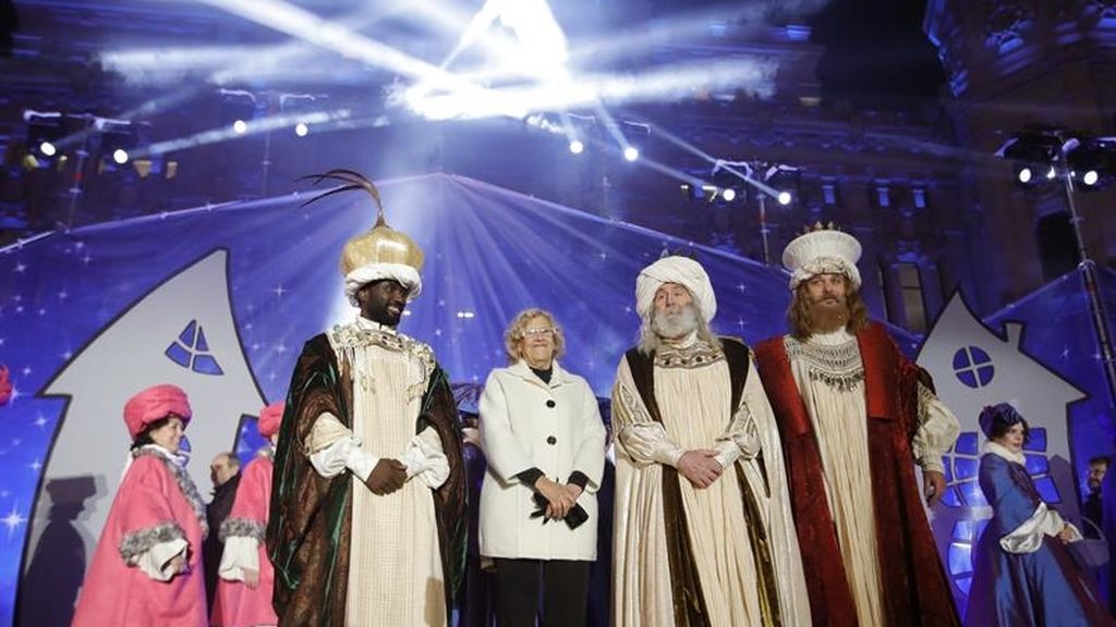 Sus Majestades lucen trajes tradicionales a su llegada a Madrid