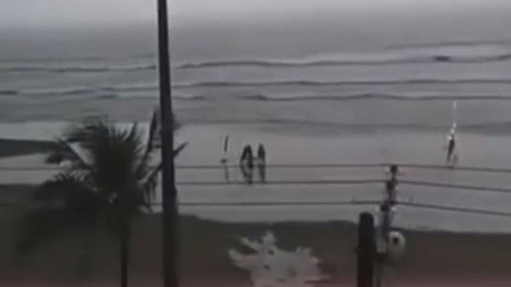 Captan el momento exacto en el que un rayo impacta sobre una joven en Brasil