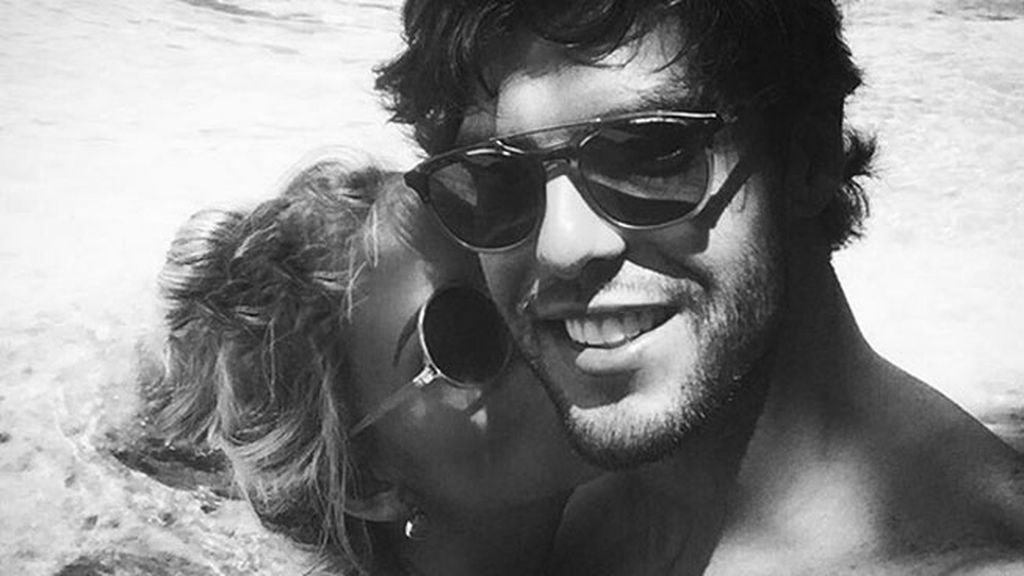 Foto-beso en blanco y negro: "Mejor que un sueño", escribe Carolina