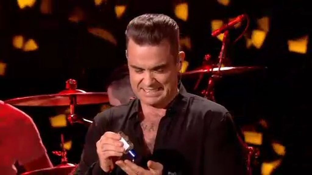 Robbie Williams se desinfecta las manos después de saludar a sus fans