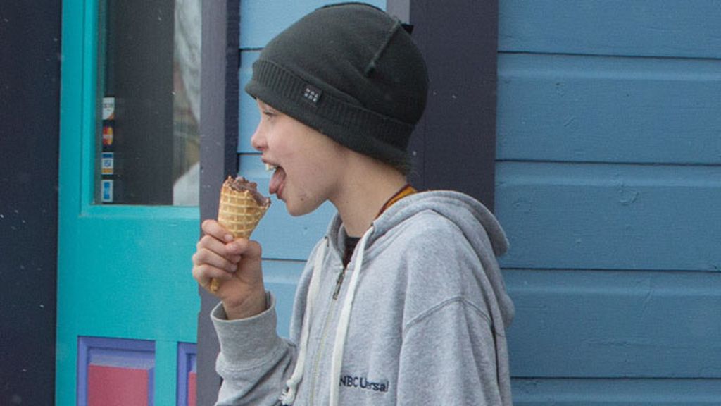 Angelina Jolie y sus hijos Shiloh y Knox, salieron a por helados