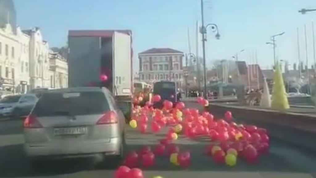 Cientos de globos provocan el caos en una carretera rusa