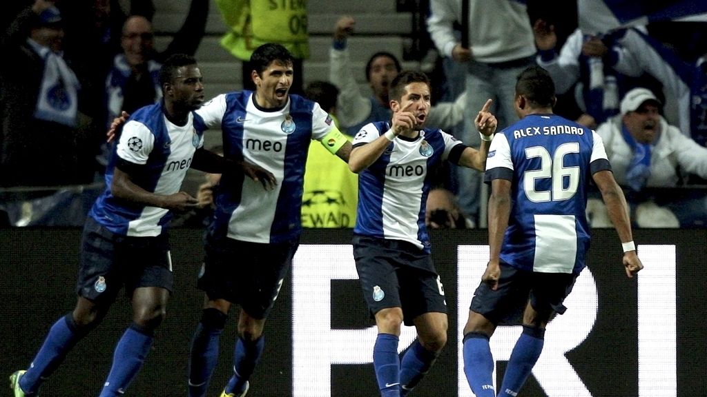 El centrocampista portugués del Oporto, Joao Moutinho (2d) celebra con sus compañeros su tanto ante el Málaga El centrocampista portugués del Oporto, Joao Moutinho (2d) celebra con sus compañeros su tanto ante el Málaga
