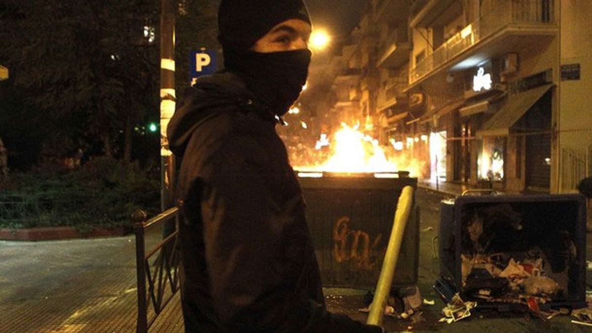Un manifestante durante los disturbios en Atenas