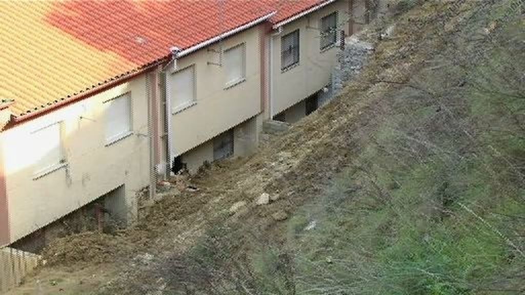 Los desprendimientos de tierra causados por las lluvias obligan a desalojar a varios vecinos en Granada